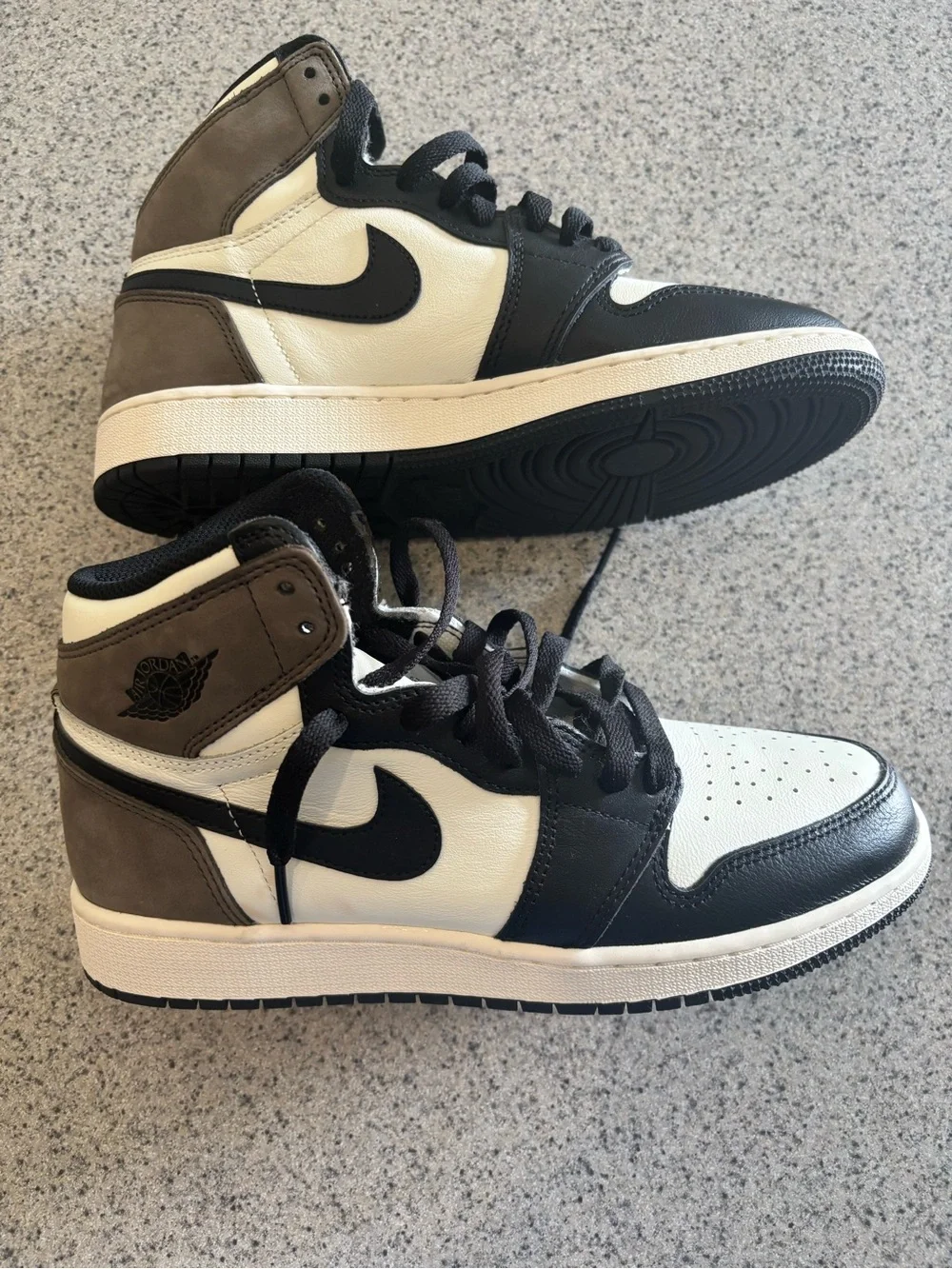 Air Jordan 1 Retro High OG "DARK MOCHA" Kid’s Size 6.5/Woman’s Size 8, LIKE NEW - Picture 10 of 11
